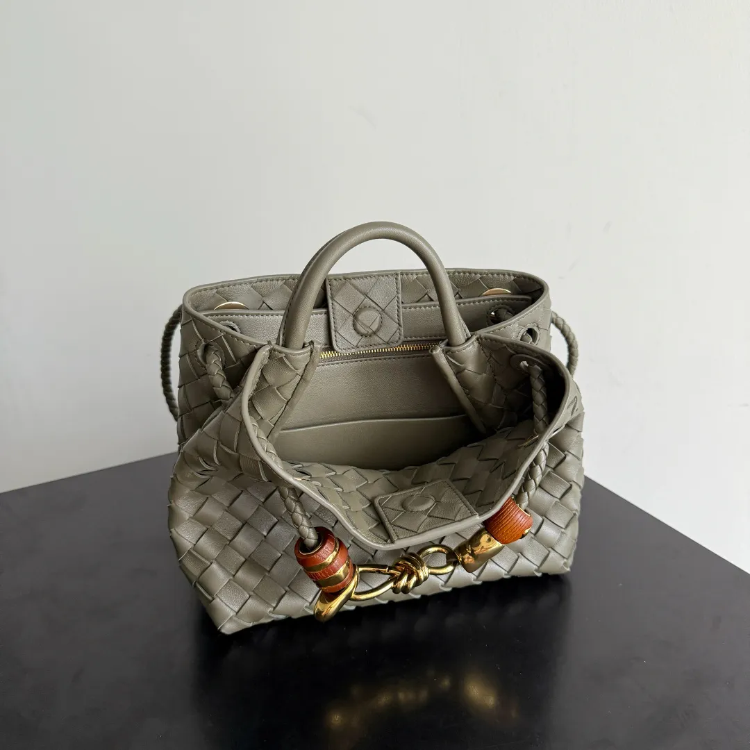 The new Andiamo batch of 3060 BV is shipped‼ ️The classic intercciato weaving process is used to create a soft bag, the metal knot is made of micro-cast aluminum using jewelry technology🪢, and the decorative beads are made of metal and hand-polished oak, allowing you to jump repeatedly between elegance and fun💃, making it unpredictable. Classic and versatile, it shows off your temperament, and the bag has a large capacity, making it very convenient for daily commuting! It has a variety of carrying methods, the shoulder straps can be adjusted by yourself, the original lambskin feels soft and delicate, and the unisex style breaks gender boundaries and brings a more practical and long-lasting use experience. The Andiamo, which has both elegant and casual styles, perfectly interprets the "fashionable old money style". Style number: 743568+wood hardware Color: cypress green Size: 25*22*10.5cm